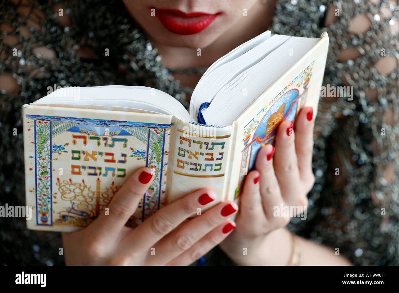 Jüdische Frau Lesen der Thora, Vietnam, Indochina, Südostasien, Asien Stockfoto