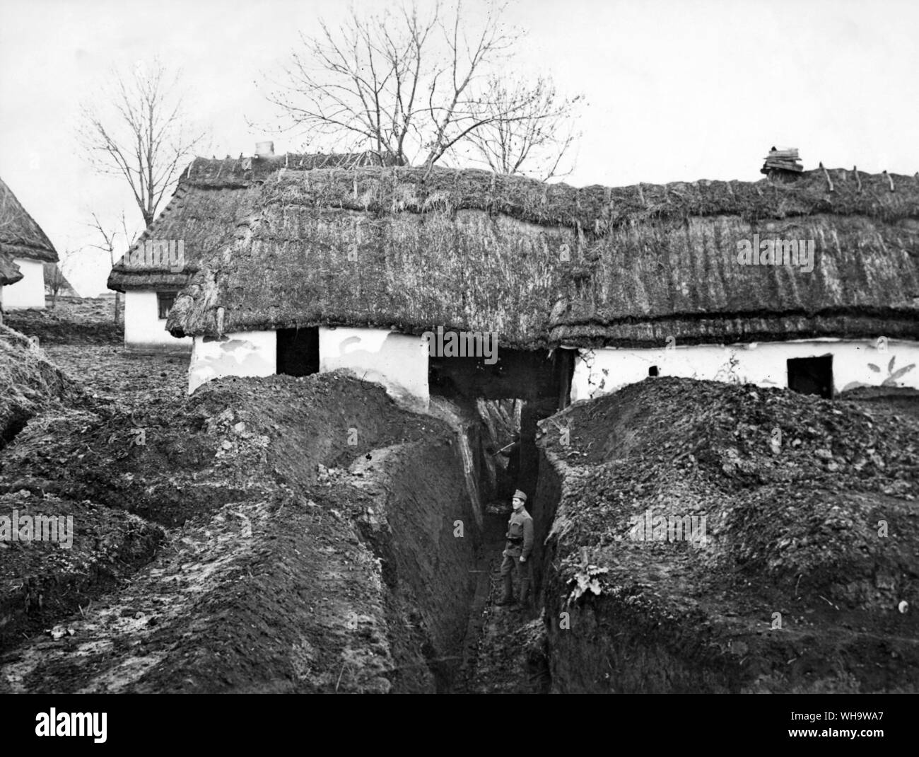 WW1/Frankreich: Graben, vorbei an der bäuerlichen Haus in 1915. Stockfoto