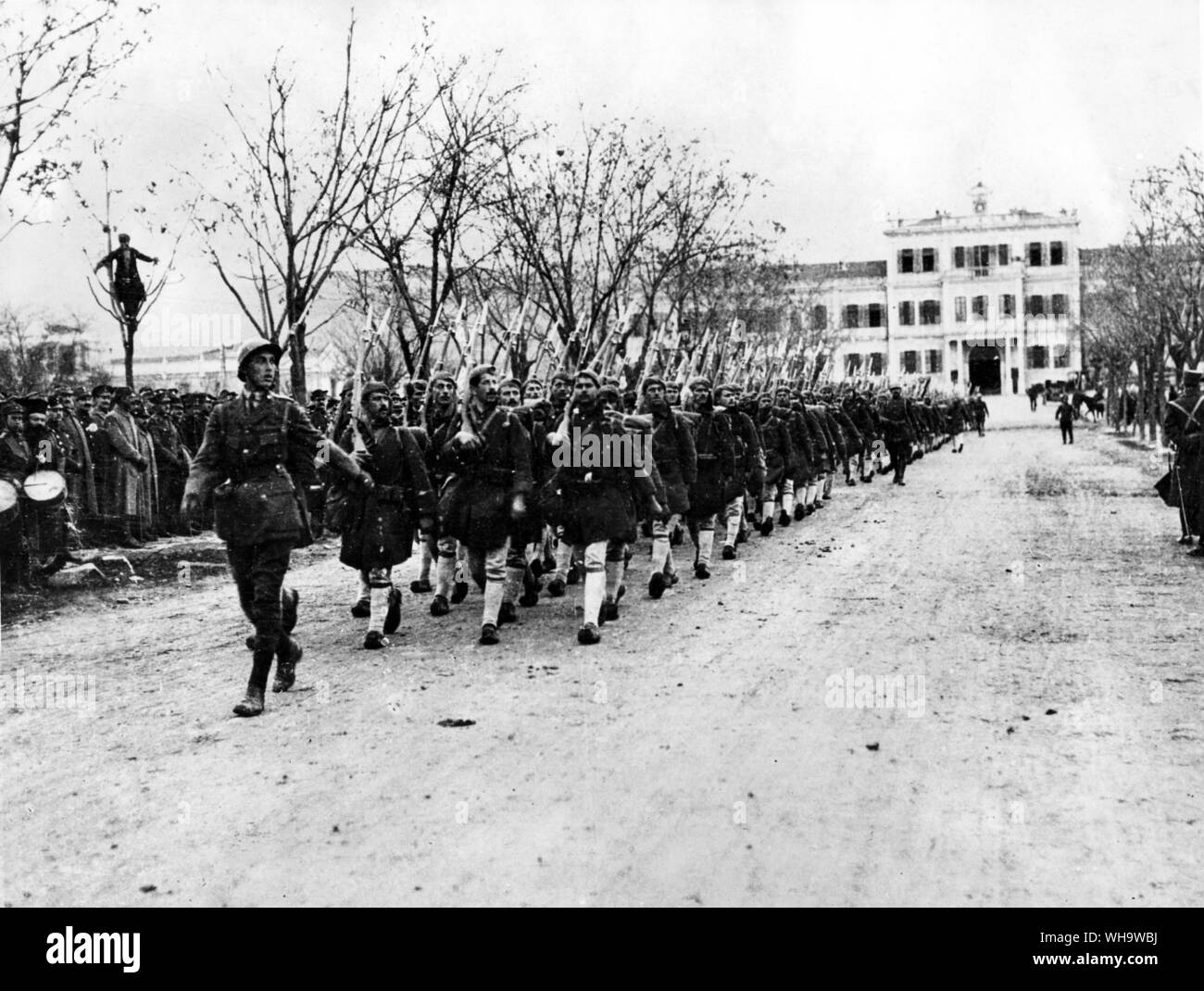 WW1/der Balkan. Evzona Leichte Infanterie: Evzonas verlassen für die Kämpfe, Dezember 1916. Stockfoto