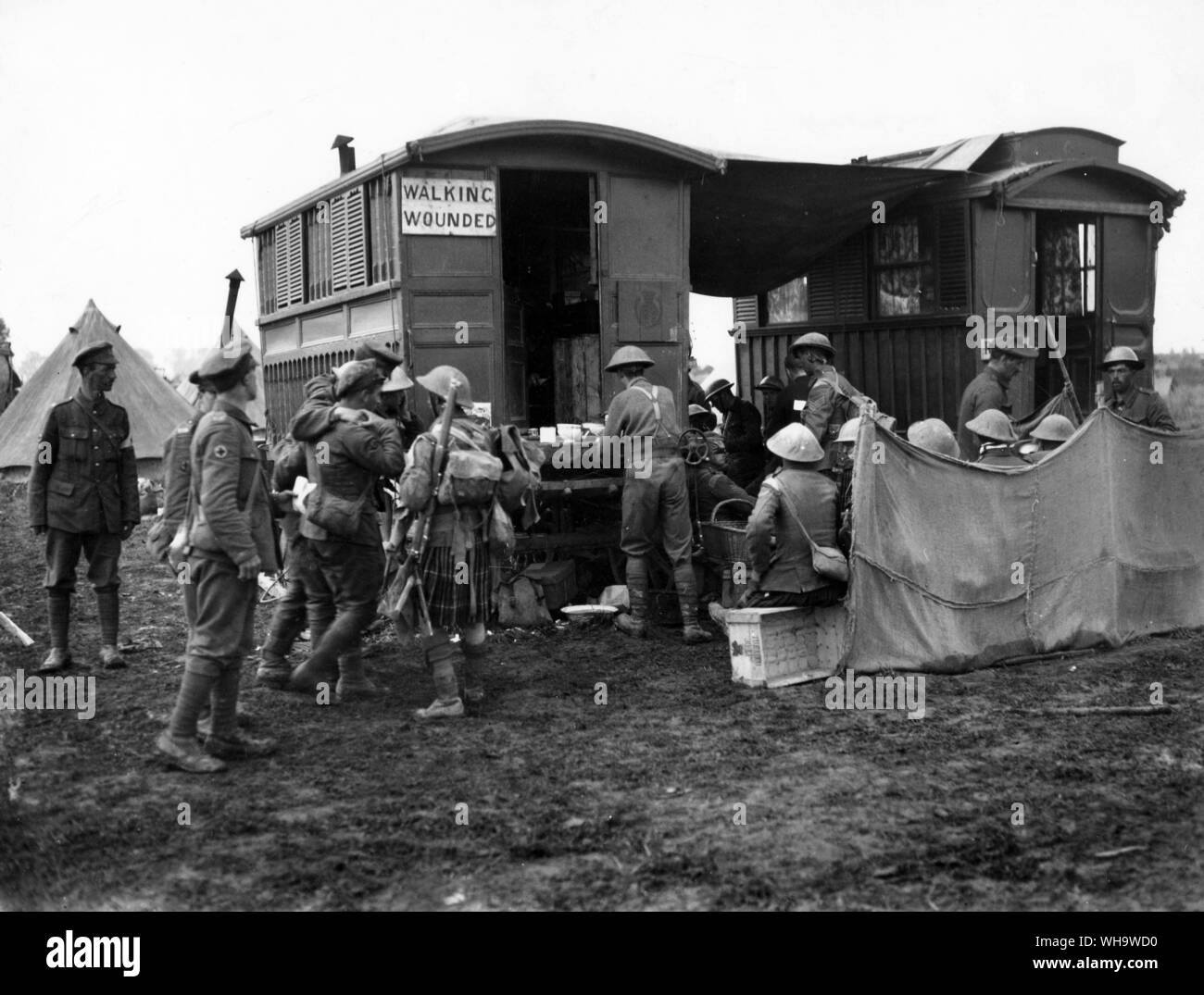WW1: Schlacht von bazentin Ridge. Erfrischung Wohnwagen für den Fuß verletzt. 14. Juli 1916. Auf der linken Seite ist das Zeichen des 9 schottische Abteilung. (Erfassung von longueval). Stockfoto