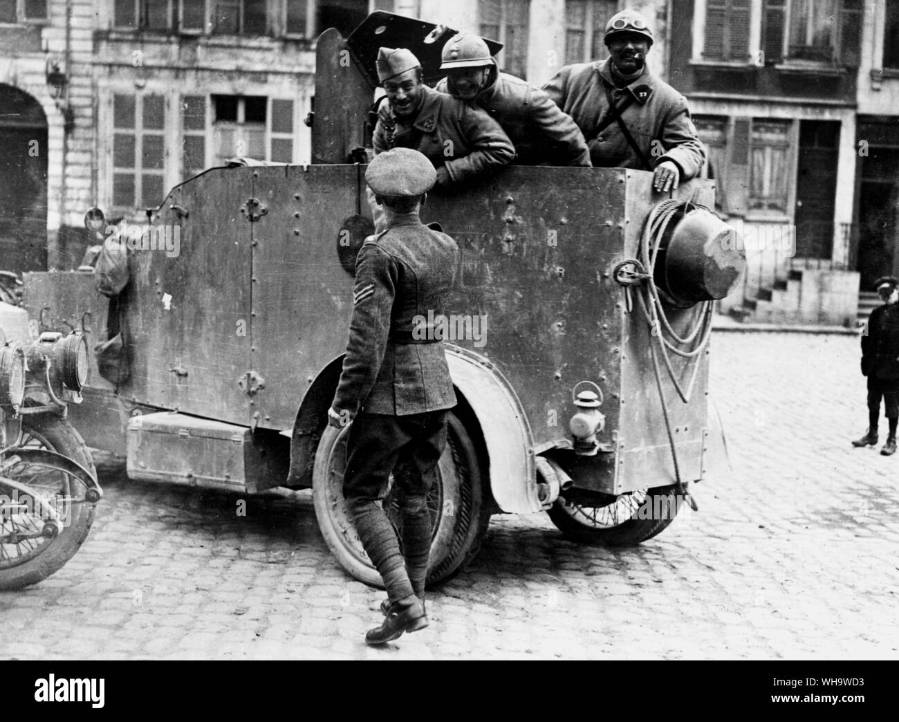 WW1: Französisch Panzerwagen durch Hesdin, 14. April 1918. Schlacht von Lys. Stockfoto