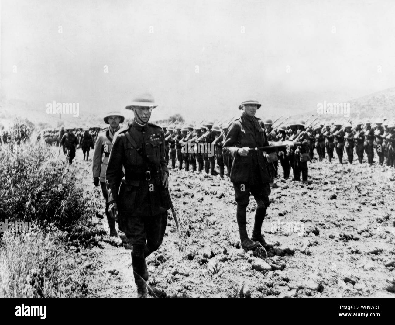 Wk 1: Inspektion der Howe Bataillon (lieut. Colonel Collins) des 2. Marine Brigade von General Sir Ian Hamilton, Gcb an Kephalos Camp, Imbros, 18. Juni 1915. Stockfoto