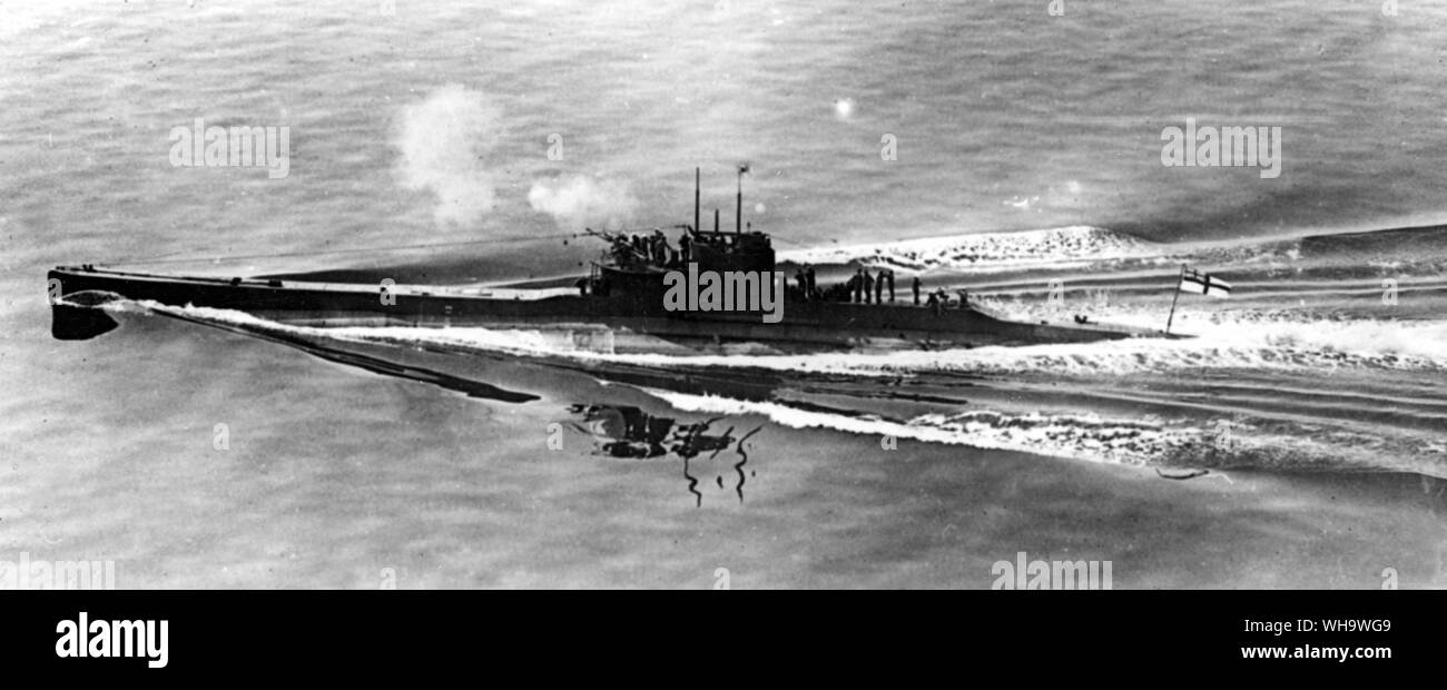 WW1/Britisches U-Boot der E-Klasse mit Licht in der Gun in Aktion. Stockfoto