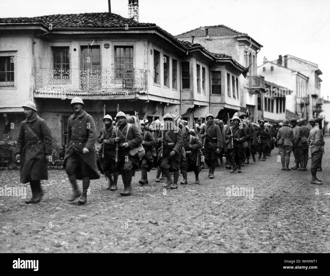 WW1/der Balkan. Erfassen von Monastir durch französische Truppen, der Marsch durch die Straßen der Stadt, 1916. Stockfoto