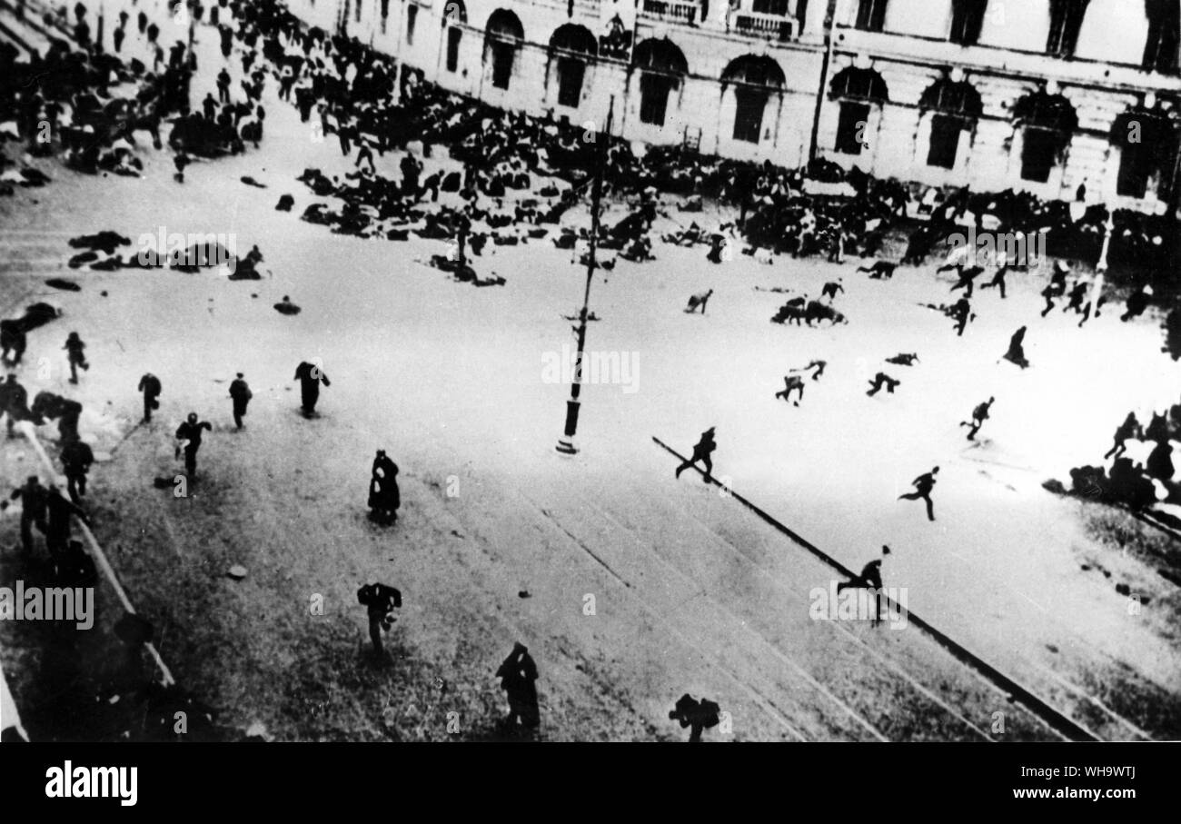WW1/Russland, Moskau: Panik in den Straßen. Juli 1917.. . Regierung Truppen das Feuer auf Demonstranten, an der Ecke von Nevsky Prospekt und Sadovaya Street, St Petersburg, Russa. 4. Juli 1917. . Augenzeugen: Um 14:00 Uhr scharfe, wann wurden die bewaffneten Demonstranten, die Sadovaya und Nevsky Ecke und eine große Anzahl von Zuschauern sie heimlich zu beobachten waren, ertönte ein ohrenbetäubendes Schuß von der rechten Seite des Sadovaya, nach denen ordnungswidriges Feuern. anfing. Stockfoto