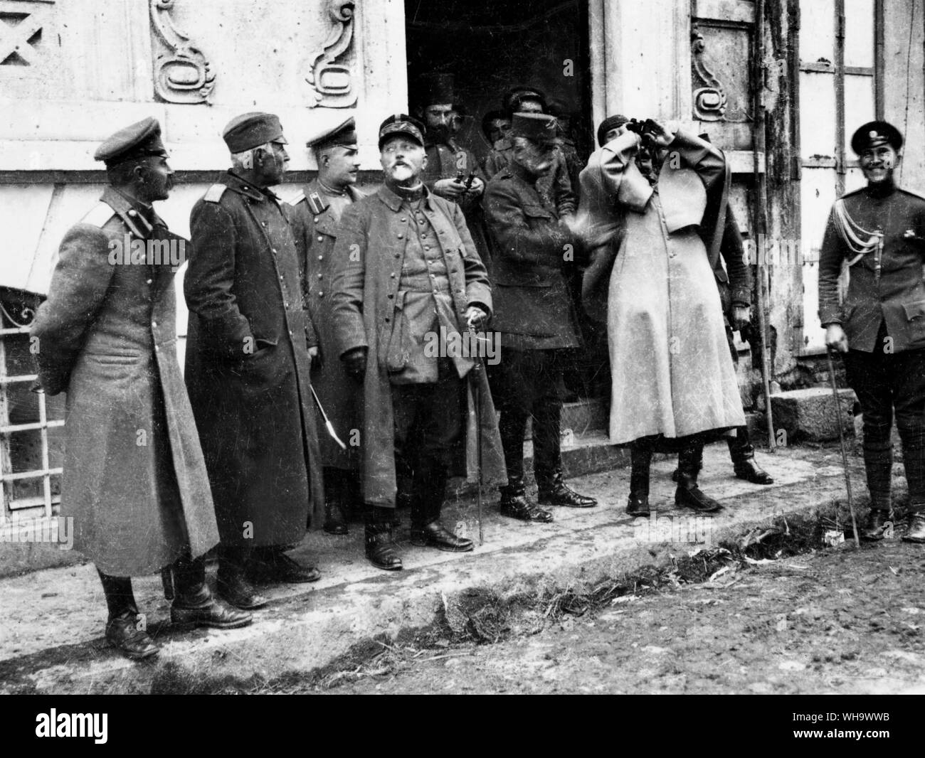 WW1/der Balkan. General Sarrail mit russischen und serbischen Offizieren anschauen feindliche Flugzeuge, 1916. Stockfoto