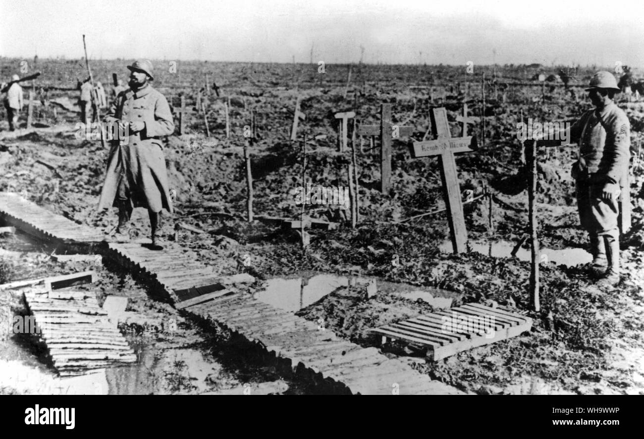 WW1/Frankreich: Friedhof im Schlamm an passchendaele in der Nähe eines Grabens, 1917. Stockfoto