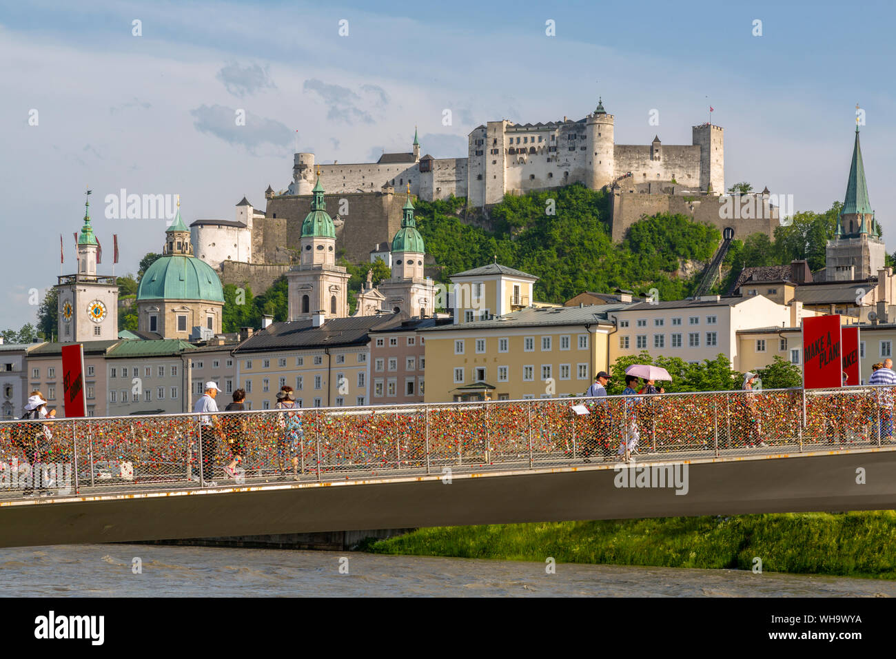 Blick auf die Festung Hohensalzburg und Fußgängerbrücke über die Salzach, Weltkulturerbe der UNESCO, Salzburg, Österreich, Europa Stockfoto