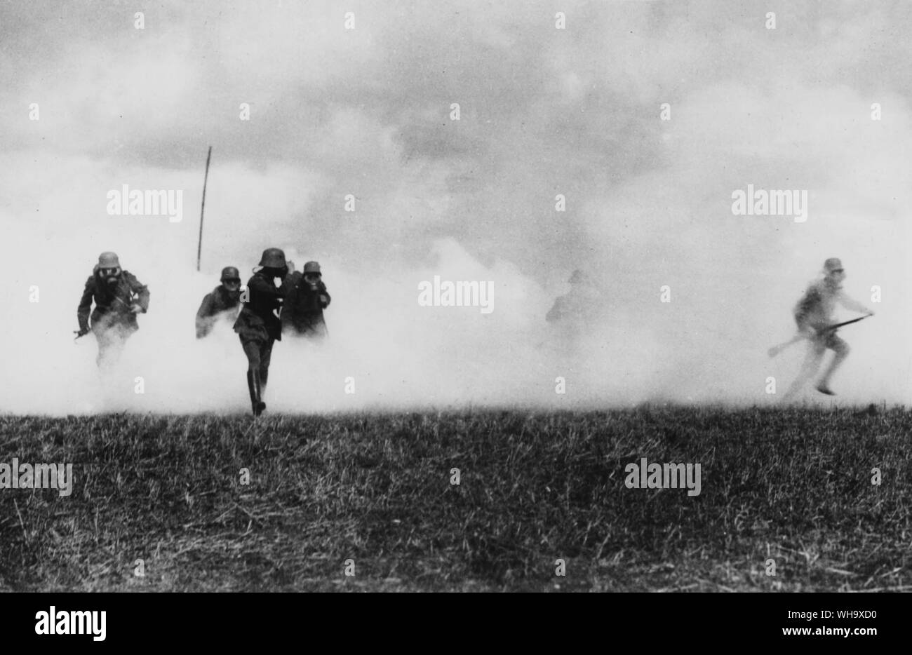 WW1: Deutsche Truppen in Gasmasken, einen Angriff, von einer Gaswolke unterstützt. Western Front. Stockfoto