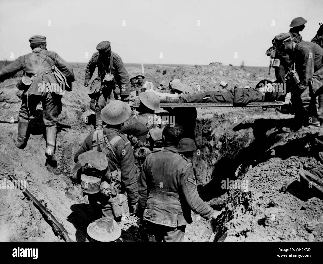 WW1: Captured Moyenneville. Deutsche Kriegsgefangene Rücknahme die Verwundeten. Kreuzung alte Deutsche 2. Zeile. 21. August 1918. Stockfoto