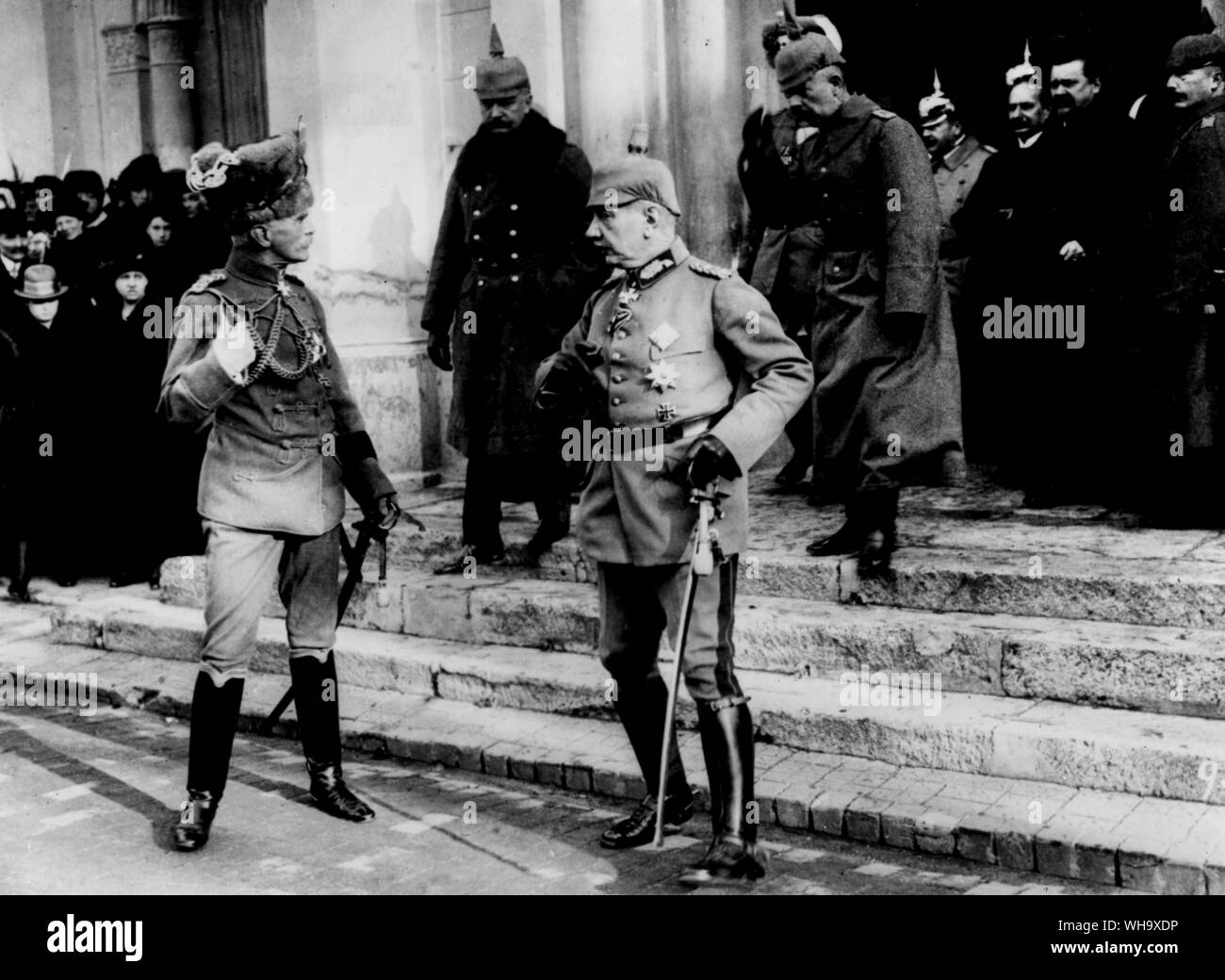 WW1: Feldmarschall von Mackensen Verlassen der Kirche nach dem Gottesdienst am Weihnachtsmorgen in Bukarest, 1916 gefangen. Stockfoto