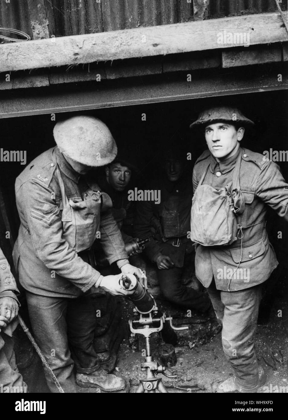 WW1: Britische Soldaten mit einem Stokes Mörtel Gewehr. Stockfoto