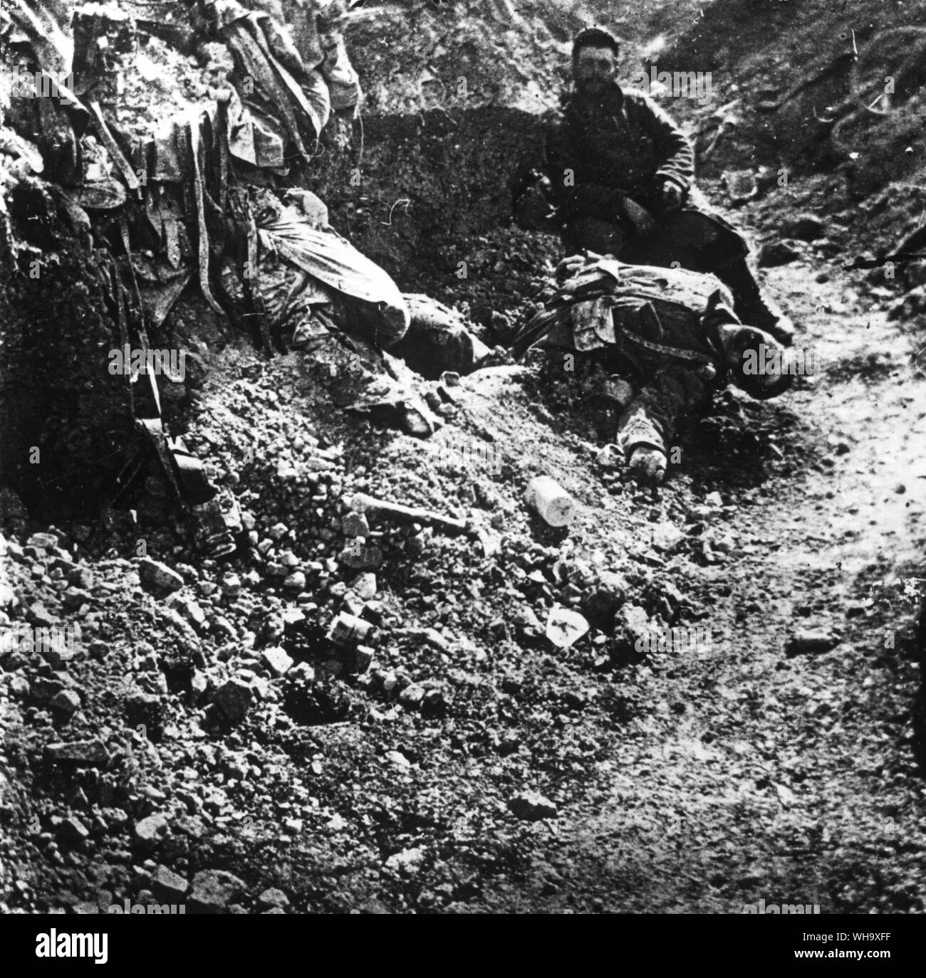 WW1: Französische Truppen in einem Graben, von denen erschossen wurde, 1915. Stockfoto