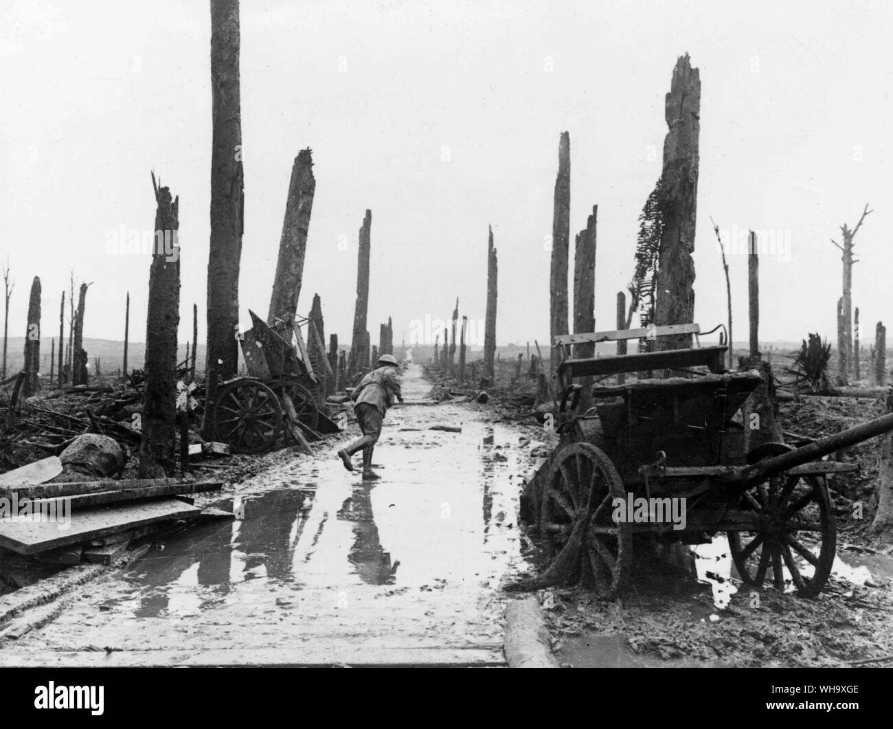 WW1: Chateau Holz. Straße nach Westhock Ridge. 5. November 1917. Verlassene Wagen und ein Soldat. Stockfoto