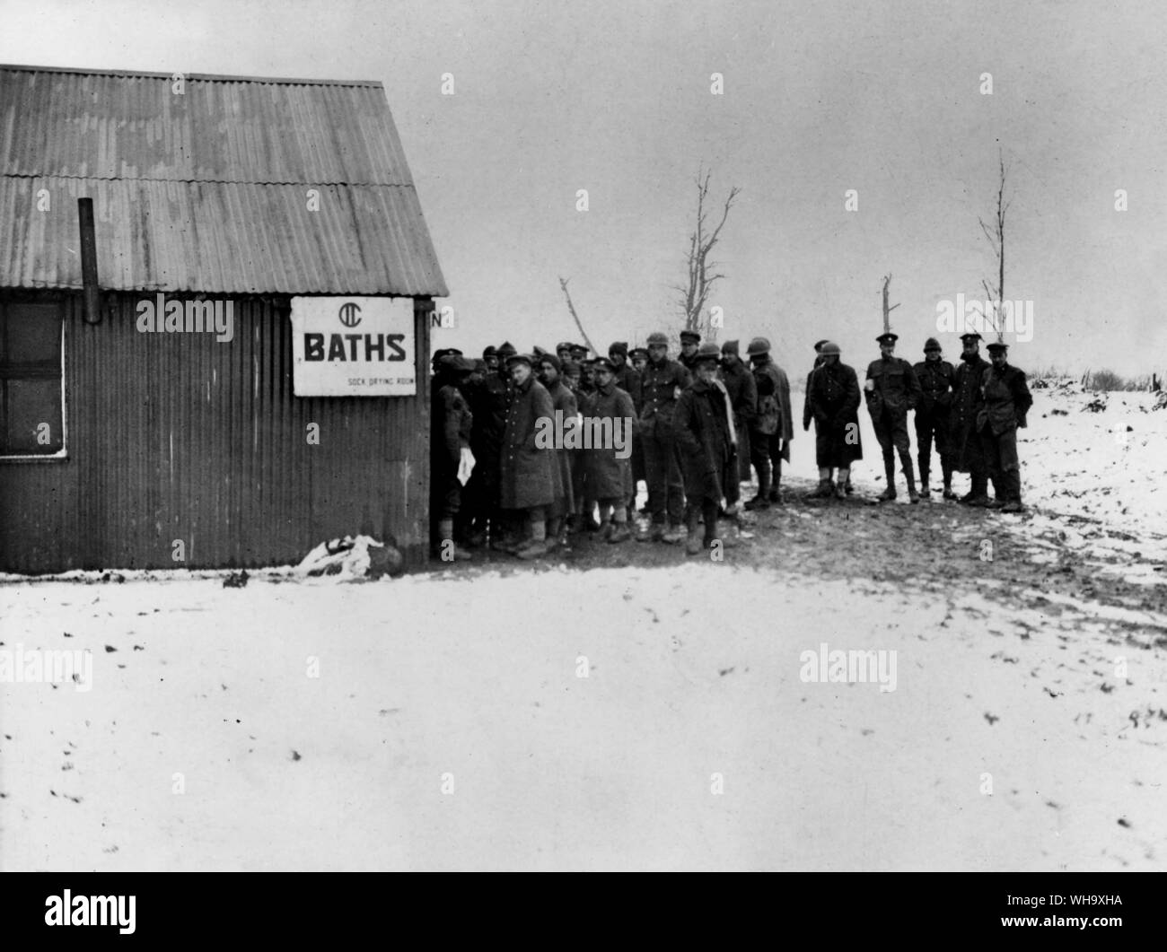 WW1: die Truppen bei Vimy. Kanadische Truppen außerhalb Badehaus, Dez. 1916 warten. Stockfoto