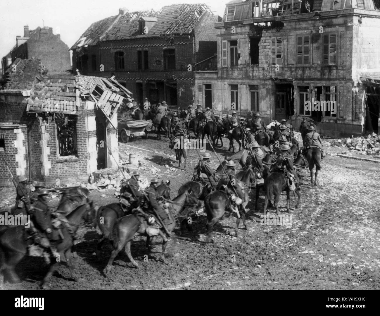 WW1: die Schlacht von Vimy Ridge. Britische Kavallerie reiten durch Arras, April 1917. Stockfoto