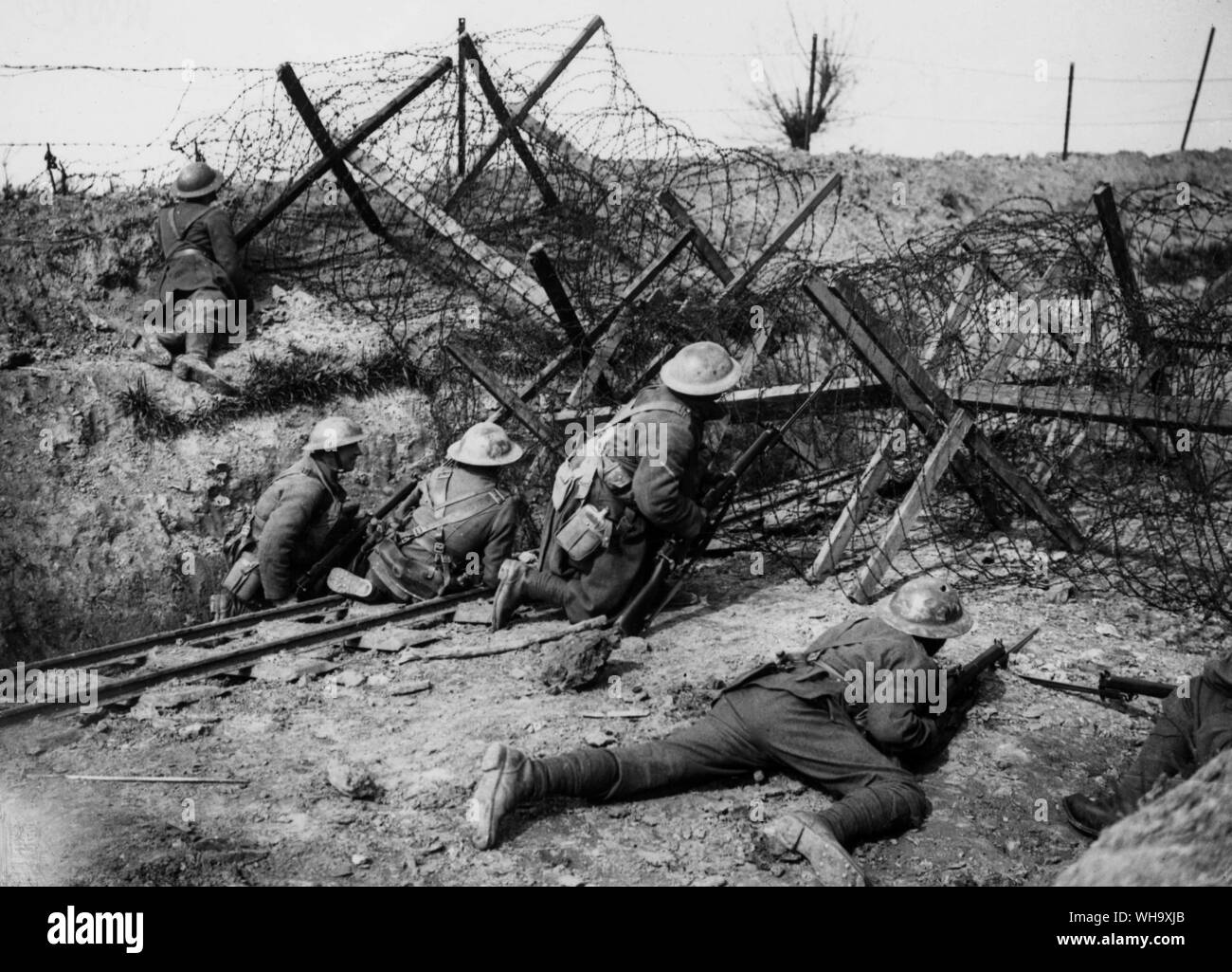 WW1: Schlachten des Lys. Ein picquet des 10 Block auf einer Straße in St. Jean, April 1918. Britische Soldaten hinter einer Barriere. Stockfoto