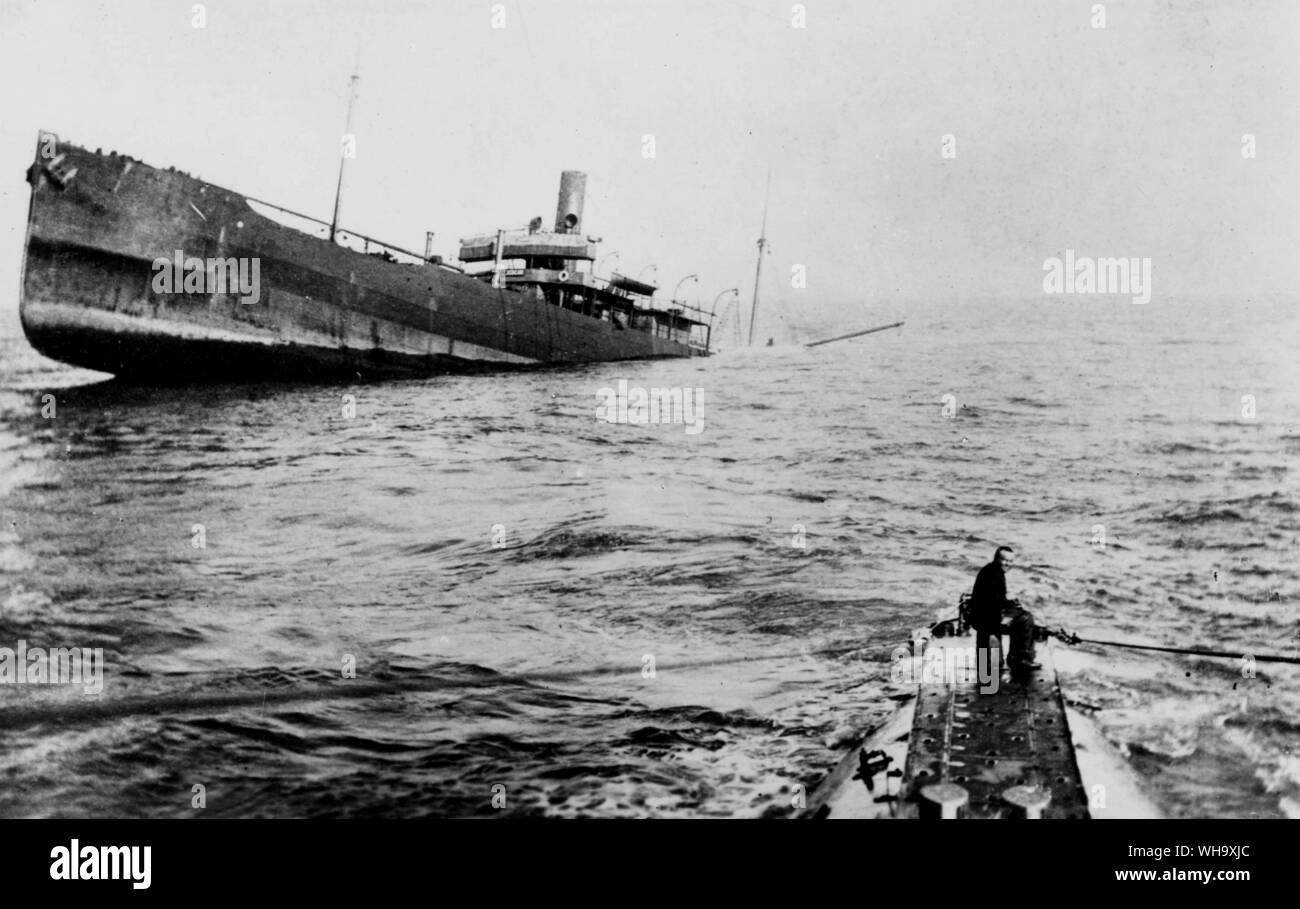 WW1: Deutsches U-Boot und sinkende britischen Schiffe. Stockfoto
