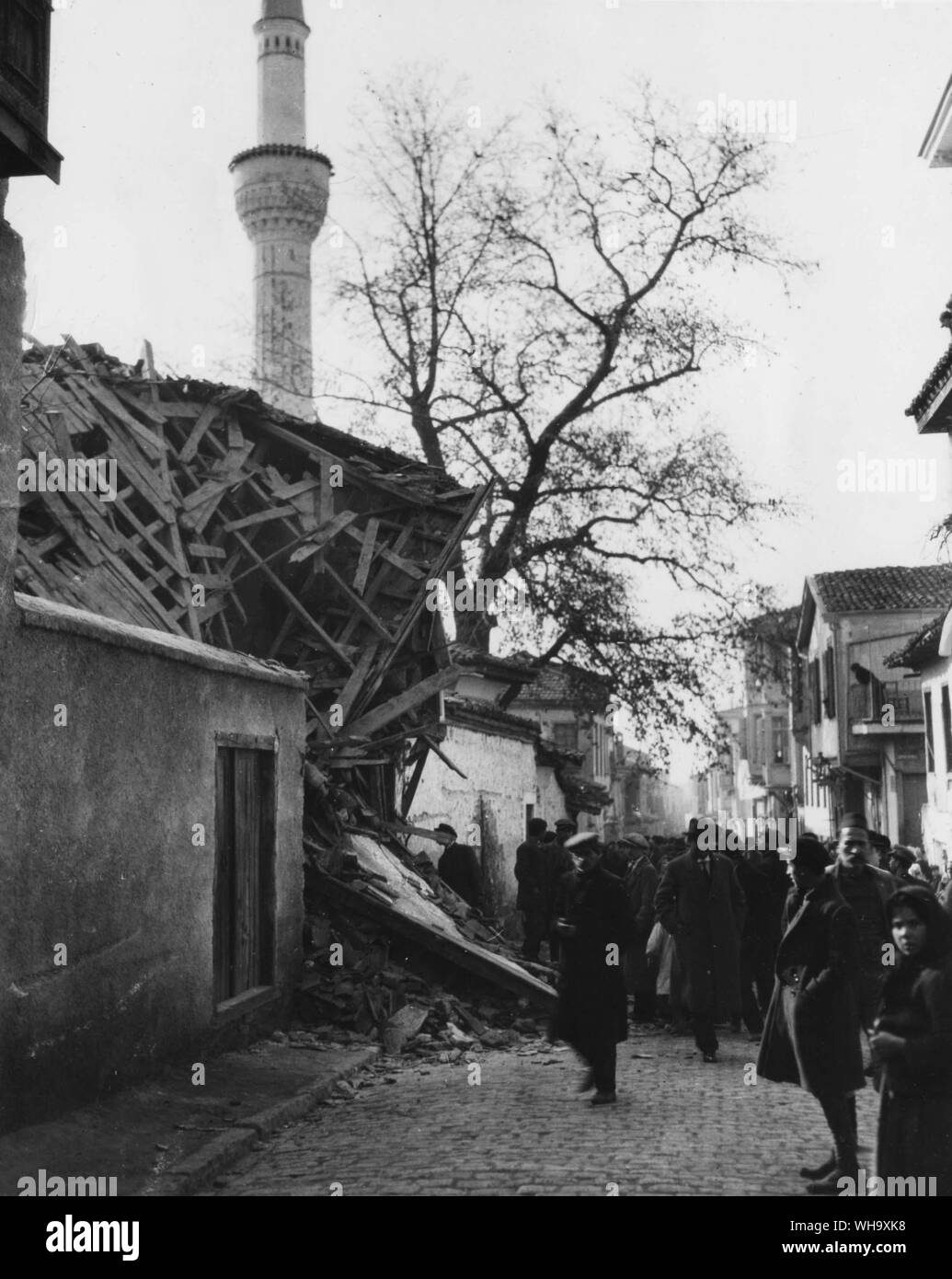 WW1: LZ.85 Tropfen Bomben auf Saloniki, 31 Jan. 1916. Dies zeigt das Haus einer griechischen Familie durch die Bombe eingeschlagen. Drei Menschen wurden getötet und drei im Haus verletzt. Bombe beschädigt werden. Stockfoto