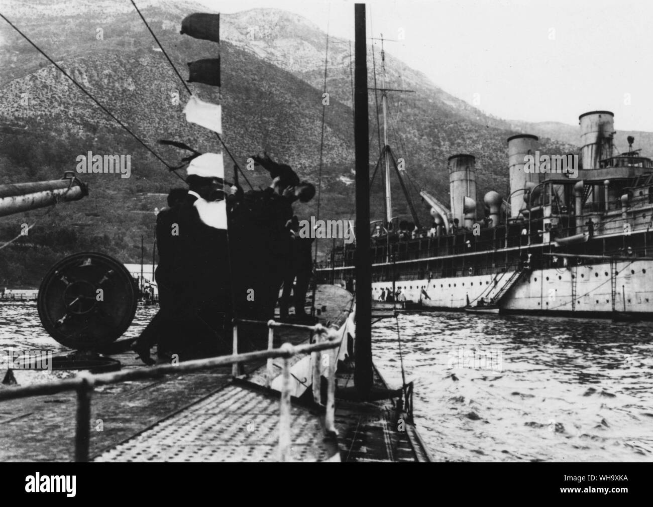 WW1: Die U 35 in den Hafen von Cattaro, ihre Mediterrane base-port, April 1917. Ein Wimpel wurde für jedes Schiff versenkt auf der Kreuzfahrt geflogen - in diesem Fall 21 Dampfern und 3 windjammers (weiß Wimpel). Mit Luke, durch die Crew entstehen. Stockfoto