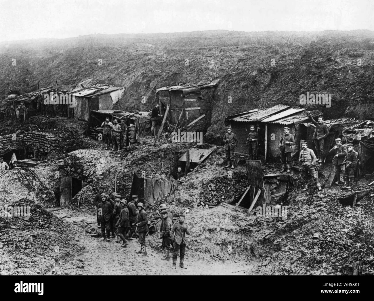 WW1: Deutsche Truppen außerhalb von Schutzräumen und grub-outs in einem Hohlweg, Western Front. Flandern, 1916. Stockfoto