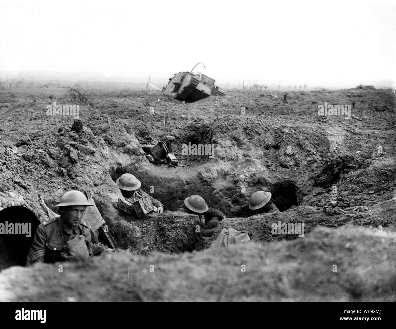 WW1: Tank Zillebeke. 9., 22. Sept. 1917. Alliierte Truppen im Graben im Vordergrund. Stockfoto