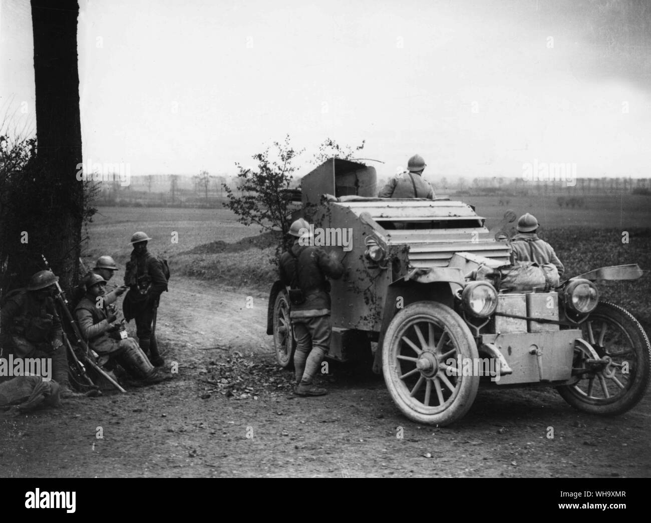 WW1: Schlachten des Lys. Französische Panzerwagen Unterstützung der britischen Truppen Meteren, April 1918. (2 Coys, 18 Middlesex Composite Force XV. Korps). Stockfoto