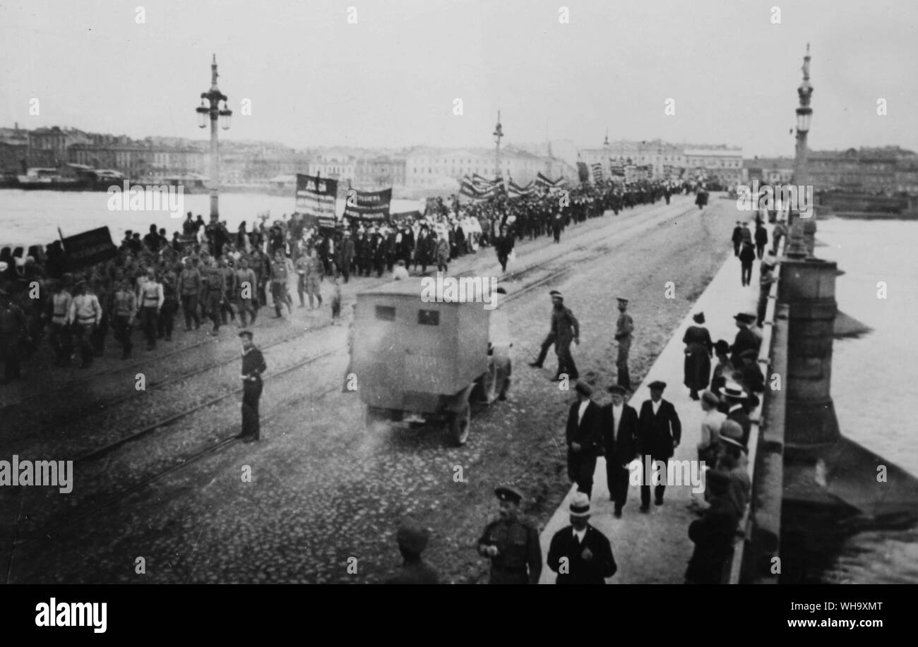 WW1: Moskau: Demonstrationen auf einer Brücke. Petrograd. Juli 1917 18. Stockfoto