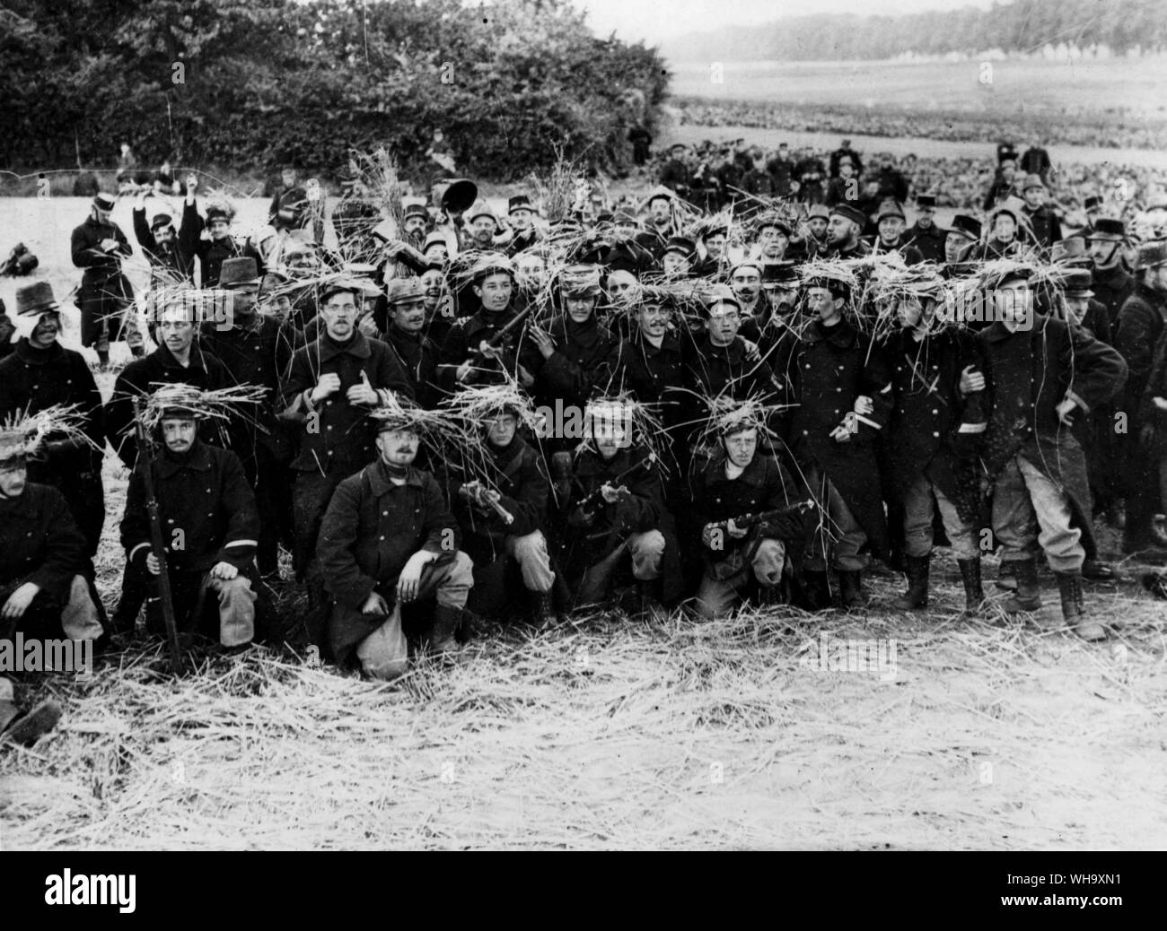 WW1: Schlacht von Haleine. Belgische Truppen mit Kappen getarnt mit Stroh, 17. August 1914. Stockfoto