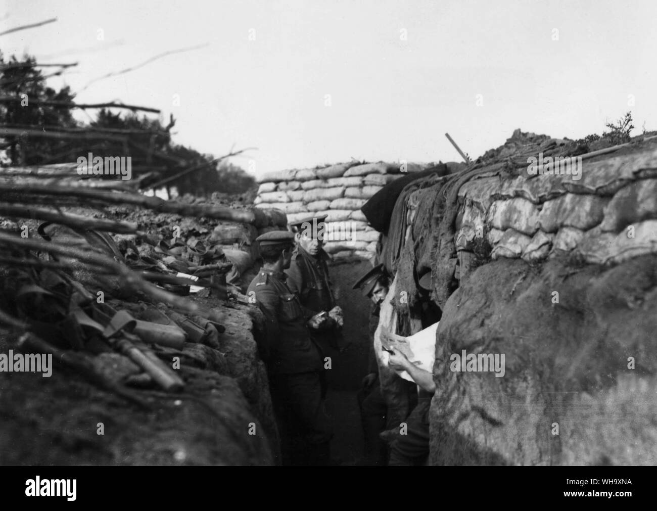 WW1: Alliierte Truppen. Eingang zu einem grub-out in einem Graben, 1915. Stockfoto