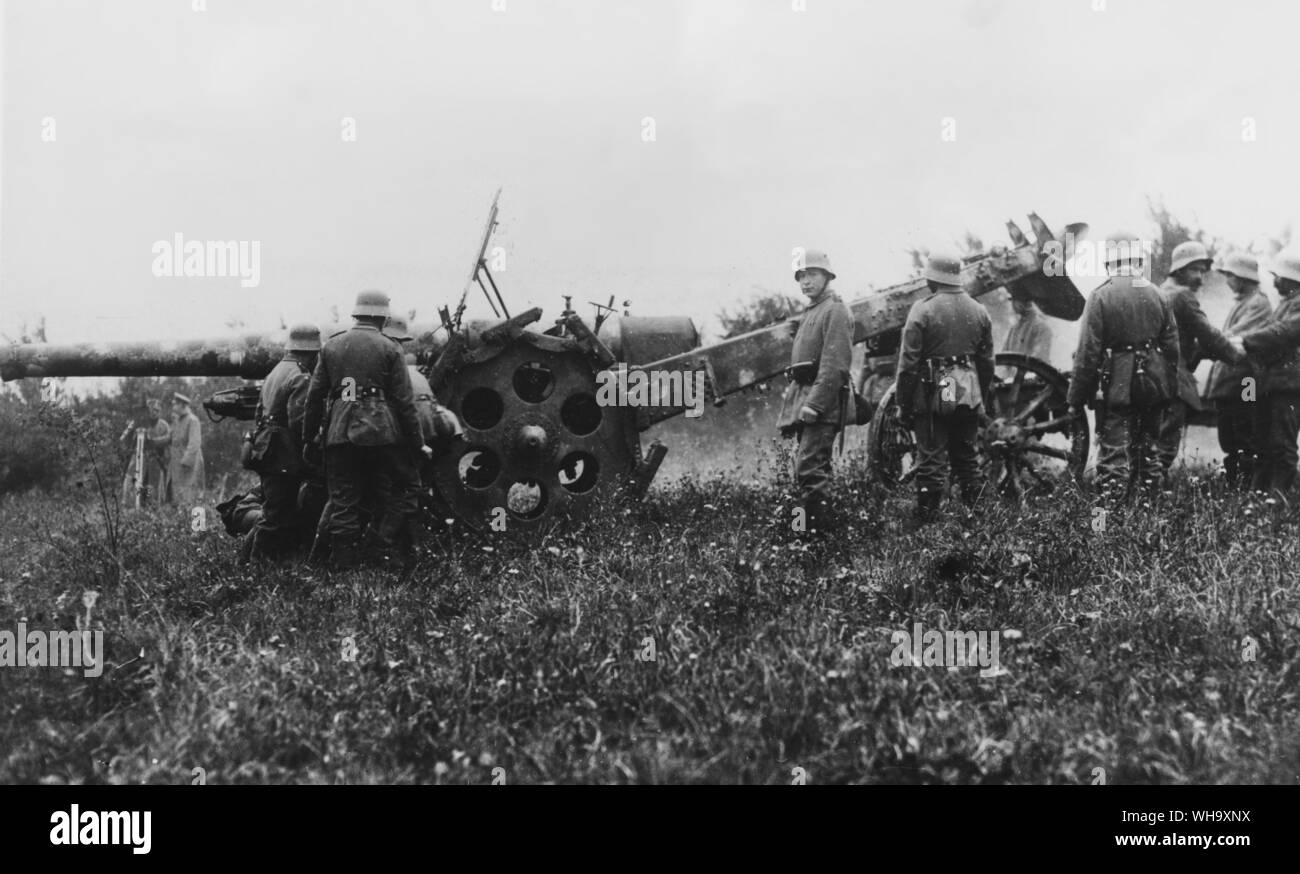 WW1: Deutsche schwere Waffe nach vorne in Stellung genommen wird, die Methode der Anheben und Bewegen der Trail durch Förderwagen. Stockfoto
