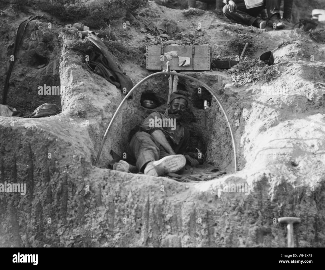 WW1: Ein Mann Zuflucht auf dem Hang an der West Graben, Kap Helles. Stockfoto