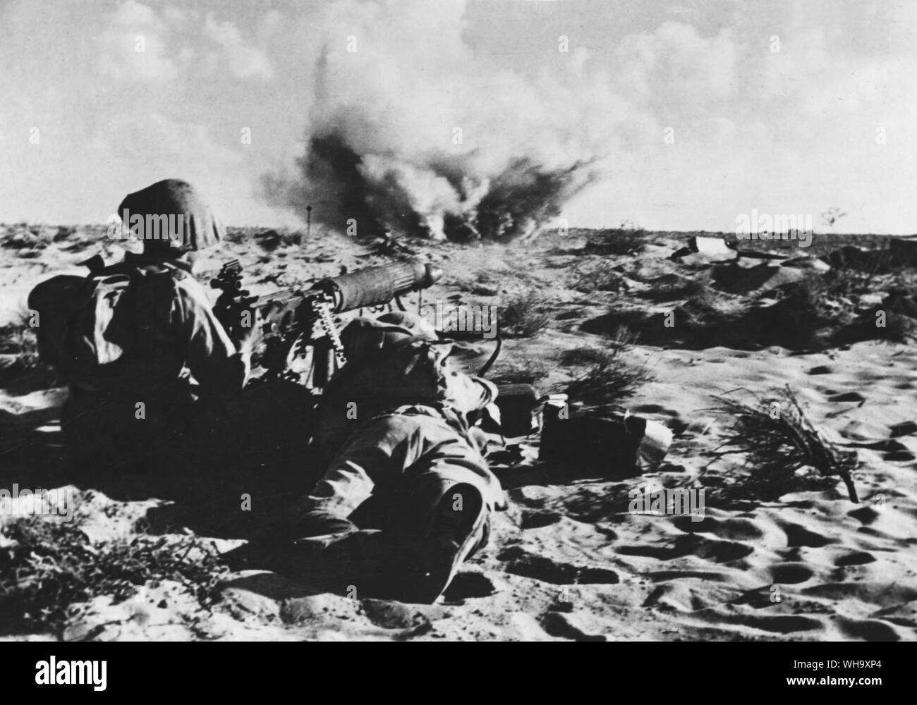 WW1: Middlesex Regiment. Vickers gunners in die VORWÄRTS-Stellung bringen. Stockfoto