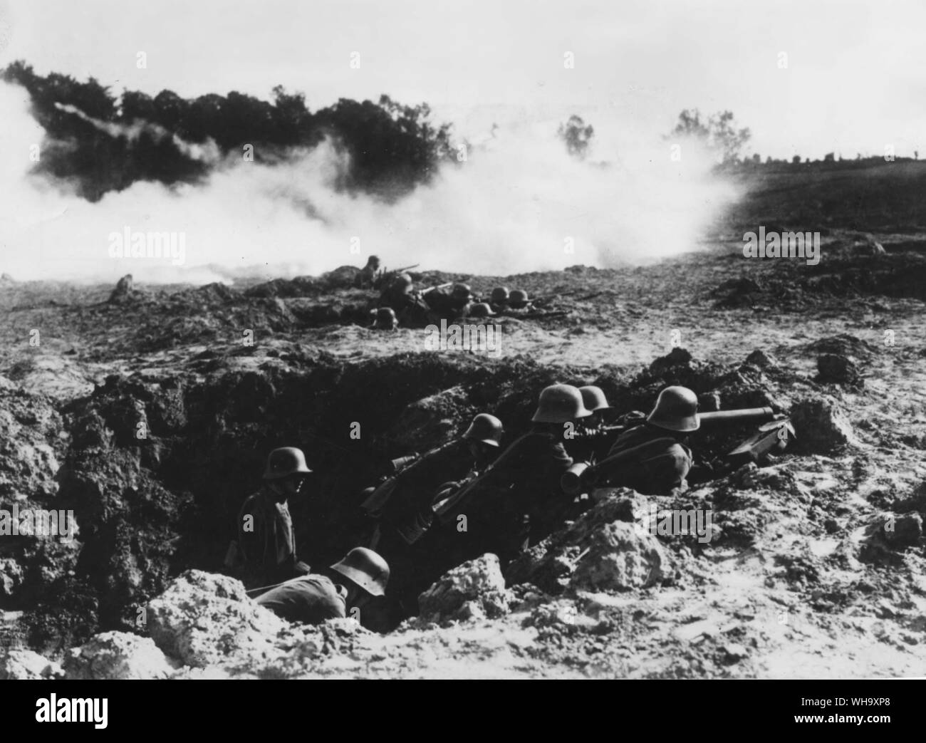 WW1: Schlacht von Champagner. Deutsche Truppen Manning shell Löcher. April 1917. Deutsche Maschinengewehrschützen. Stockfoto