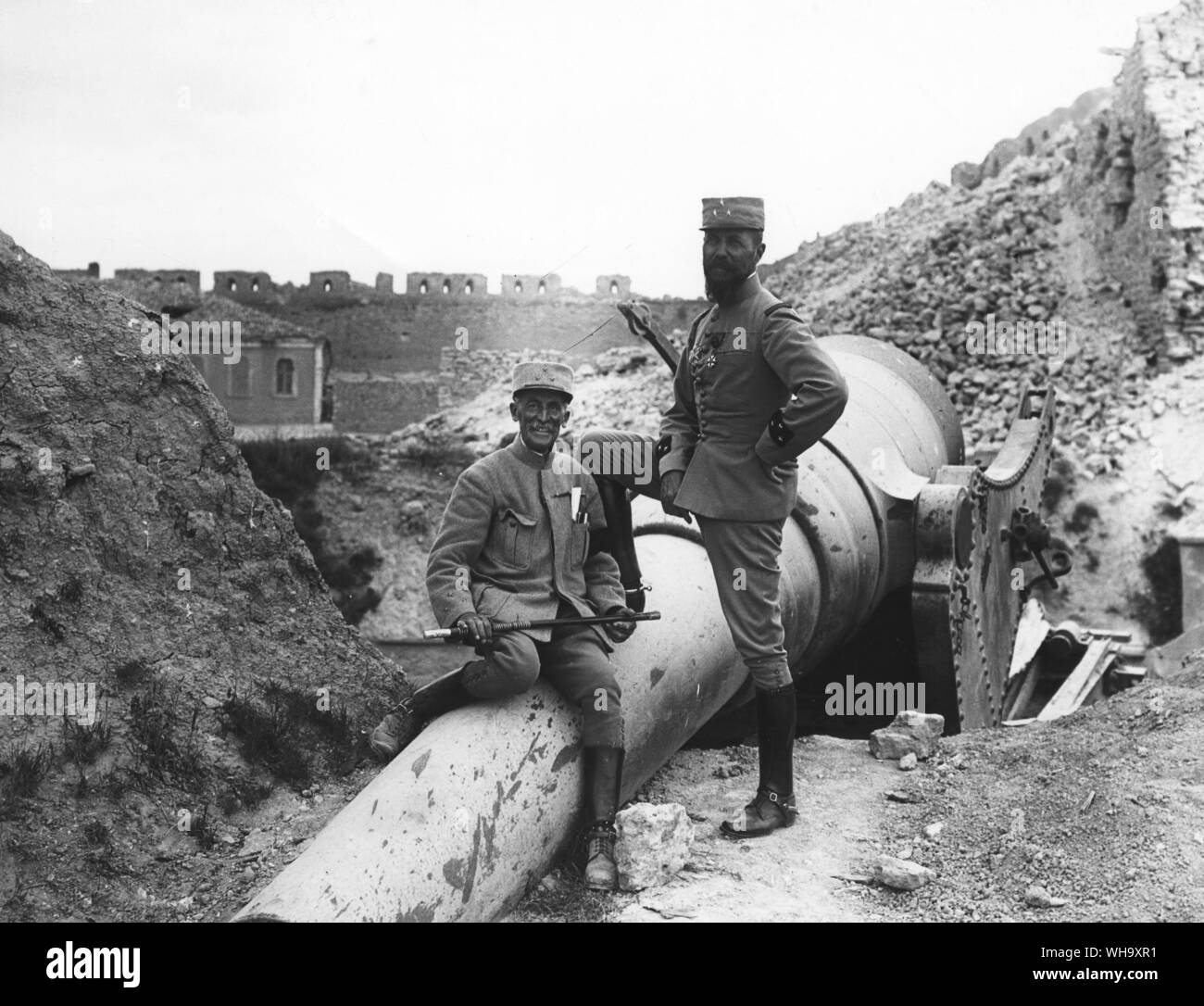 WW1: Allgemeine Gourad (Französische Armee Korps, stehend) und allgemeine Bailloud (Französisch 2. Division), die von einem havarierten Gewehr in den Ruinen der alten Festung in Sedd El Bahr. Stockfoto