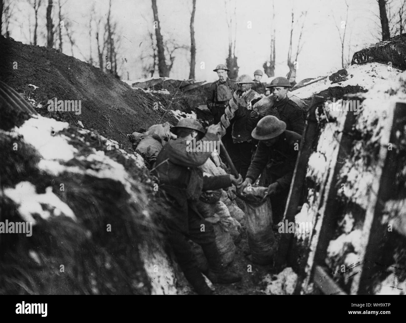 WW1: Männer des 15 Royal Welsh Fusiliers (London Welsh) Sandsäcke Befüllen mit der Erde in den Bau eines gruben sich in ihren Schützengräben an Fleurbaix, Dez. 1917 ausgegraben. Stockfoto