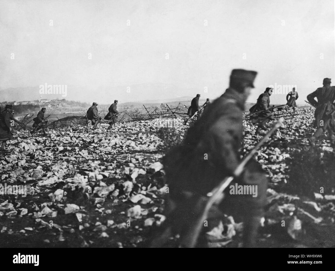 WW1: Ungarische Soldaten laden Italienische battle-line. Stockfoto