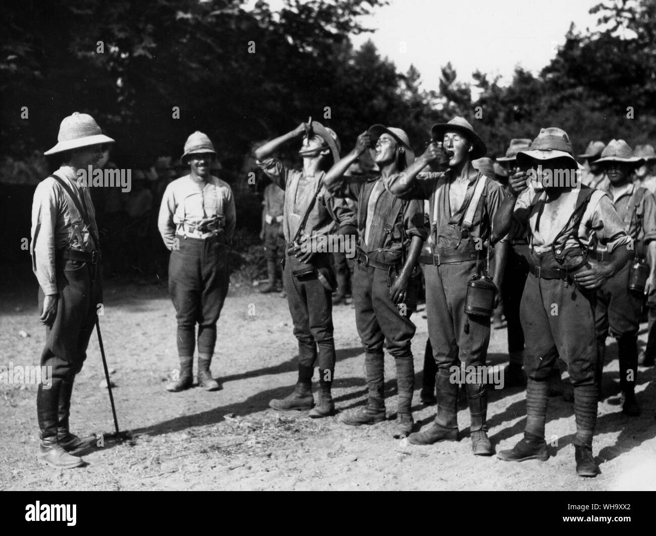 WW1: Britische Truppen, ihre täglichen Chinin Problem. Stockfoto