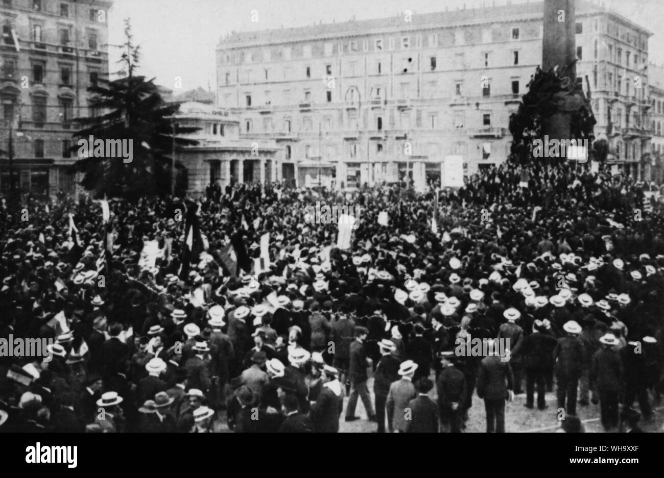 WW1: Italien, Mailand. Leute auf der Straße, 1915 demonstrieren. Stockfoto