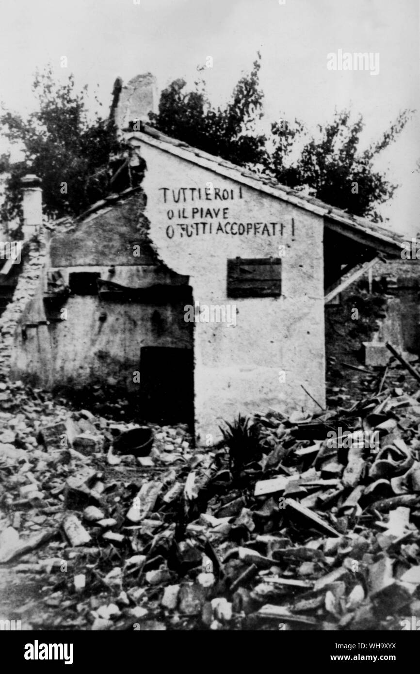 WW1: zerbombten Gebäude mit eingeschrieben. Iscrizioni di nostri Soldati sulle Case di Sant'Andrea di Piave. Stockfoto