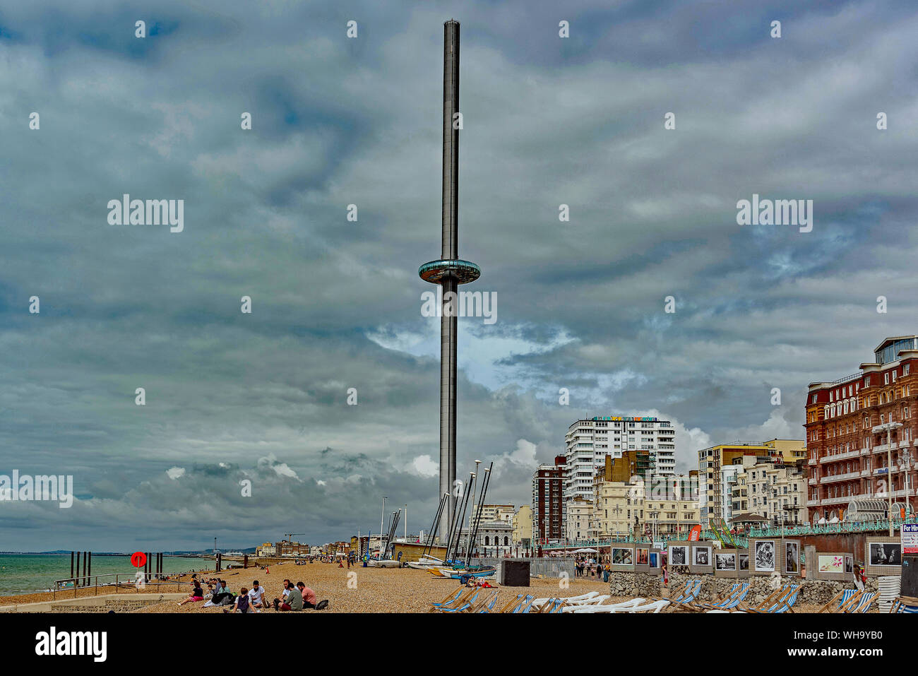 Brighton Beach Szenen mit i360 Tower Stockfoto