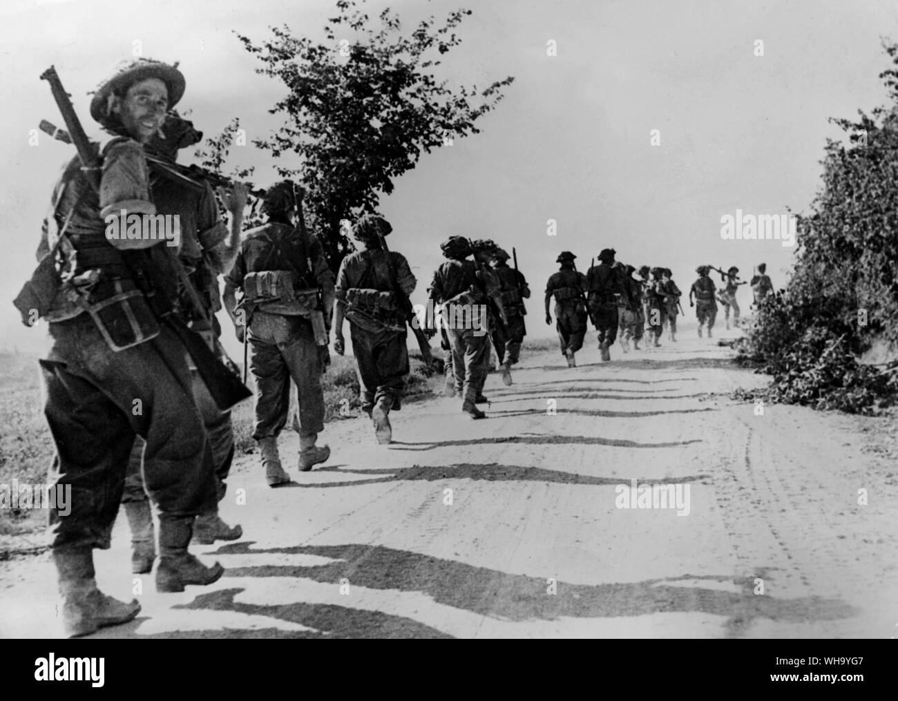 WW2: Die Alliierten dringen in Italien. Mit einem freundlichen Lächeln von einem Fuß-slogger: diese Truppen marschieren im Binnenland, an der Küste von Italien. Stockfoto