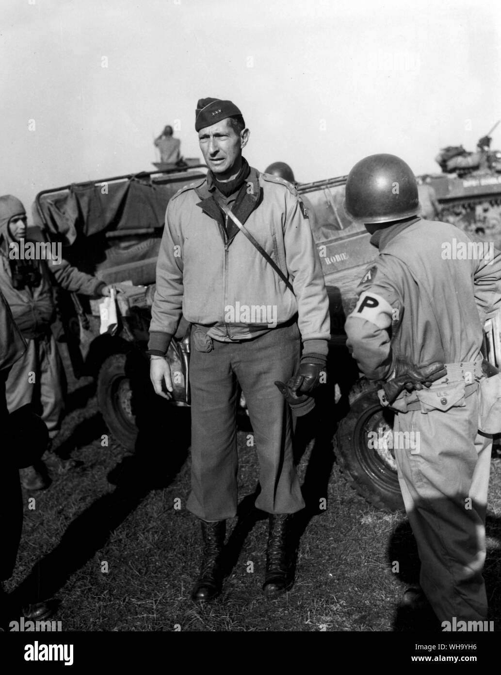 WW2: Am Strand in Anzio, Italien, 30 km südlich von Rom, Lt Gen Mark W Clark, CG, fünfte Armee, Gespräche mit einigen der Männer in seinem Befehl Als neue Alliierte Brückenkopf ist tief hinten in feindliche Stellungen aufgebaut an der italienischen Front. 22. Januar 1944. Stockfoto