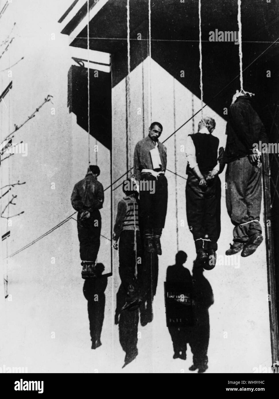 WW2: Partisanen durch die Faschisten in Kharkovnear, ein Gebäude in der Ukrainischen Region Kommunistischen Partei Ausschuss gehängt. Stockfoto