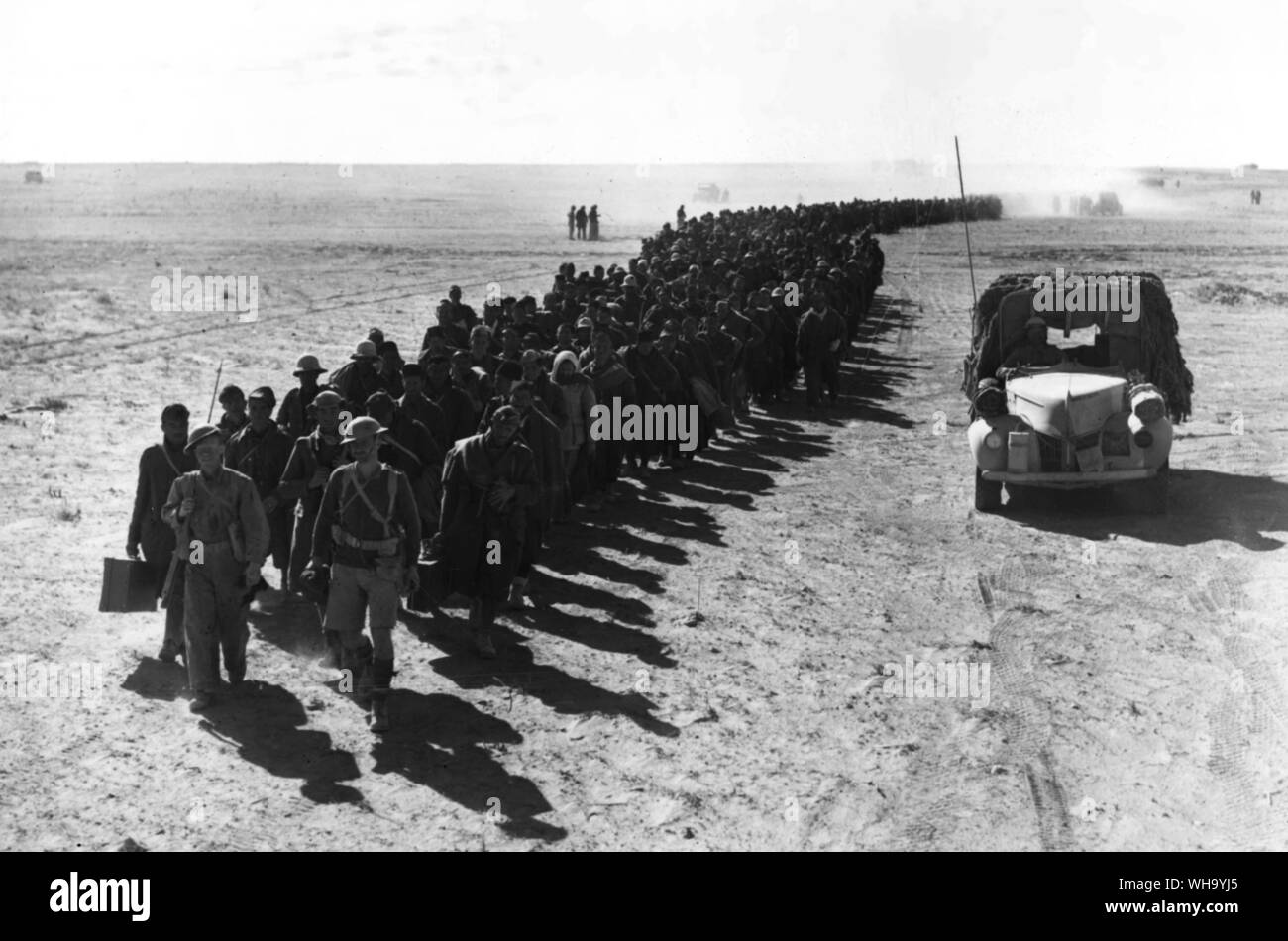 WW2: Alliierte Truppen mit einer Spalte der italienischen Gefangenen in der westlichen Wüste. 16. April 1940. Stockfoto