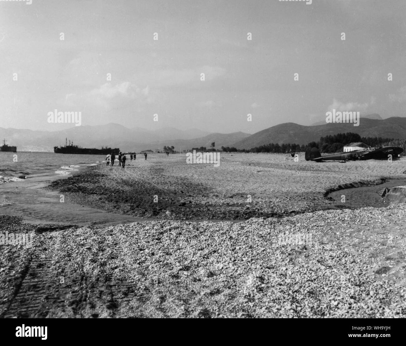 WW2: Strand Szene am Red Beach in der Nähe von Salerno, Italien. Beachten Sie die ruinierten amerikanische P-38 Flugzeug auf der rechten Seite. 9. Sept. 1943. Stockfoto