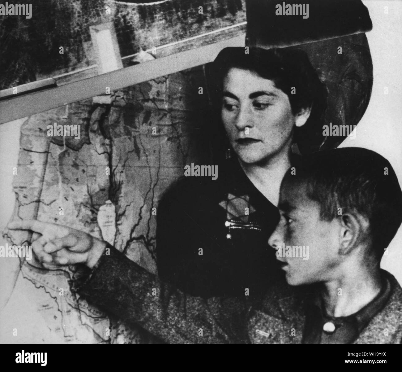 WW2: Ghetto Lodz; Schule in der U-Bahn. Lektion auf der Geographie Israels. Stockfoto