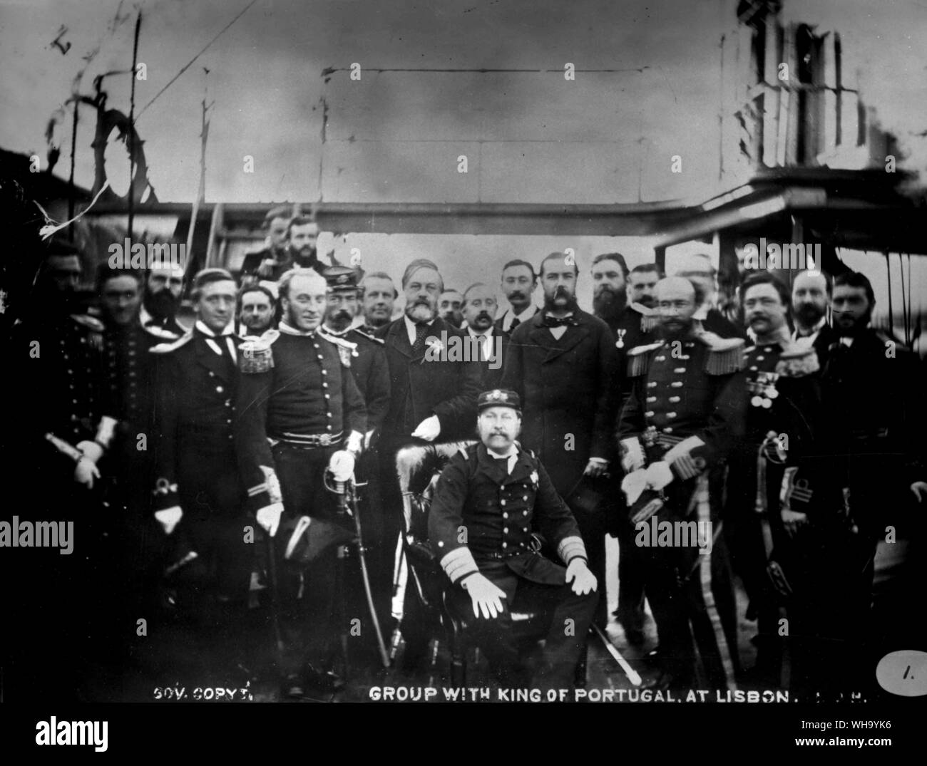 Marineoffiziere und Crew mit dem König von Portugal in Lissabon. Stockfoto
