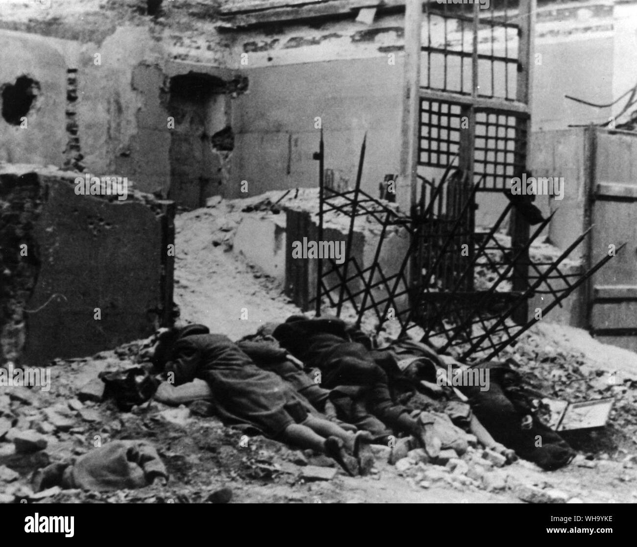WW2: ein Bericht in Form eines Leder gebundenes Buch der Bericht Der deutsche Kommandeur, die für die Räumung des Ghettos in Warschau gegen Austritt Gefangenen verantwortlich war. Der Beweis wurde auf der Nürnberger NS-Studien im Jahr 1945 vorgelegt. Stockfoto