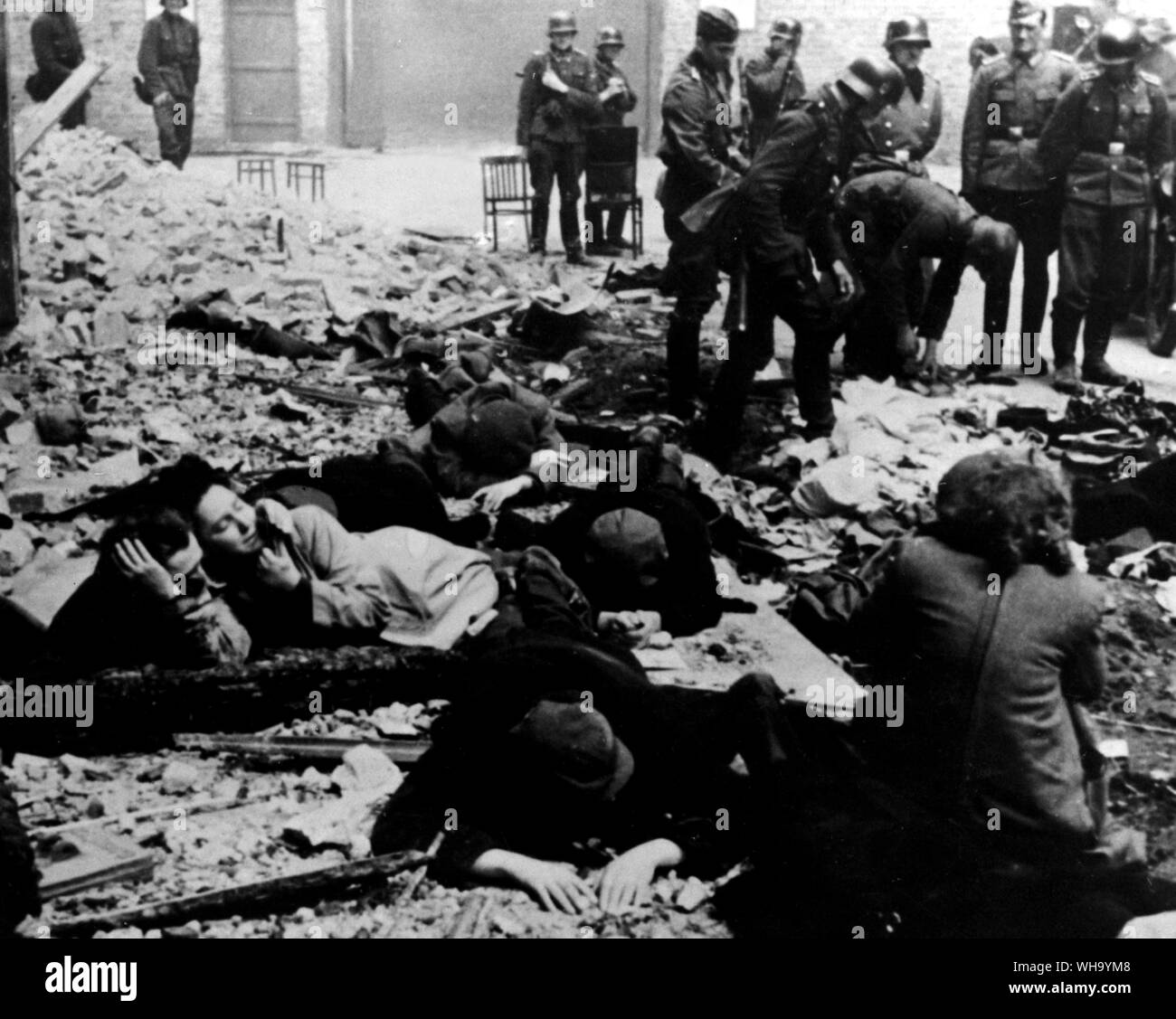 WW2: ein Bericht in Form eines Leder gebundenes Buch der Bericht Der deutsche Kommandeur, die für die Räumung des Ghettos in Warschau gegen Austritt Gefangenen verantwortlich war. Der Beweis wurde auf der Nürnberger NS-Studien im Jahr 1945 vorgelegt. Stockfoto